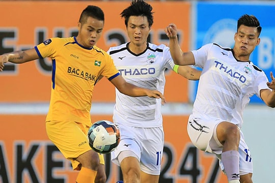 HLV Quang Trường động viên Phan Văn Đức, khen ngợi Văn Khánh