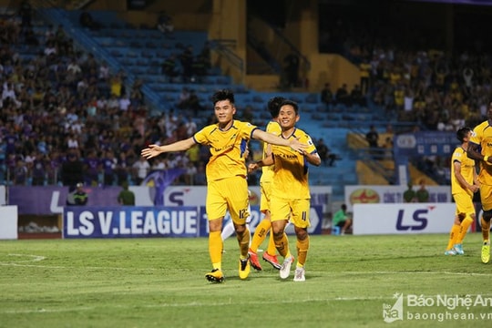 Tiền vệ trung tâm SLNA đấu tiền vệ trung tâm HAGL: 'Châu chấu đá xe'?