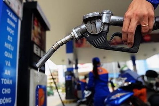 Giảm giá dầu và xăng E5 RON92