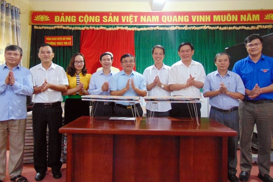 Ban Dân vận Tỉnh ủy tặng quà cho học sinh bán trú tại Quỳ Châu, Quế Phong, Tương Dương