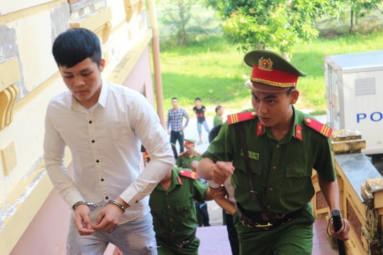 Chỉ vì bị hỏi han, 2 thanh niên ngồi uống bia giữa đường đâm chết người