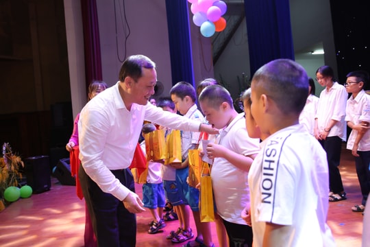 Vui Tết Trung thu cùng trẻ em nghèo thành phố Vinh