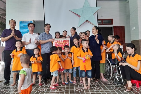 Ủy ban MTTQ tỉnh thăm, tặng quà Trung thu ở Trung tâm Nuôi dưỡng trẻ mồ côi, khuyết tật 