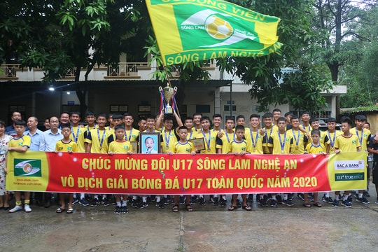 UBND tỉnh Nghệ An và nhà tài trợ thưởng nóng nhà vô địch U17 SLNA
