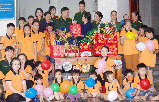 Trao quà Tết Trung thu cho học sinh học giỏi, trẻ khuyết tật, mồ côi tại Yên Thành và Nghi Lộc