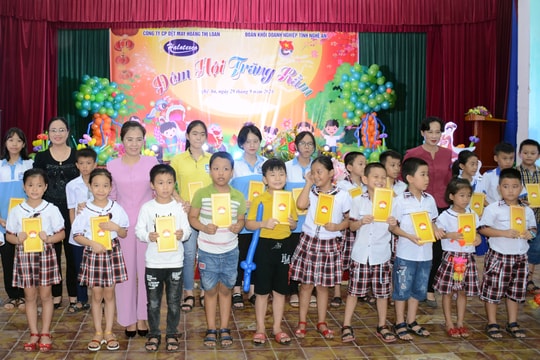 Chủ tịch UBMTTQ tỉnh vui hội trăng rằm ở Công ty Dệt may Hoàng Thị Loan