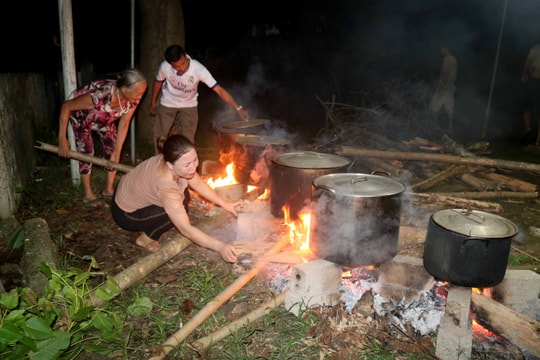 Nhiều vùng quê ở Nghệ An gói bánh chưng, làm đèn ông sao 'khủng' đón Trung thu