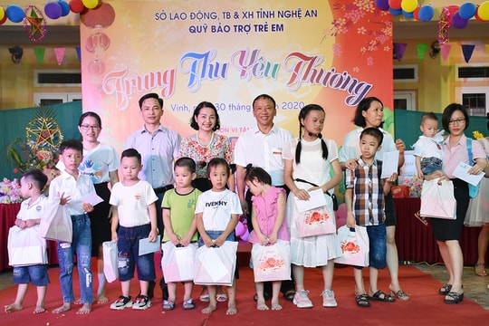 Ấm áp chương trình 'Trung thu yêu thương' ở Quỹ Bảo trợ trẻ em tỉnh