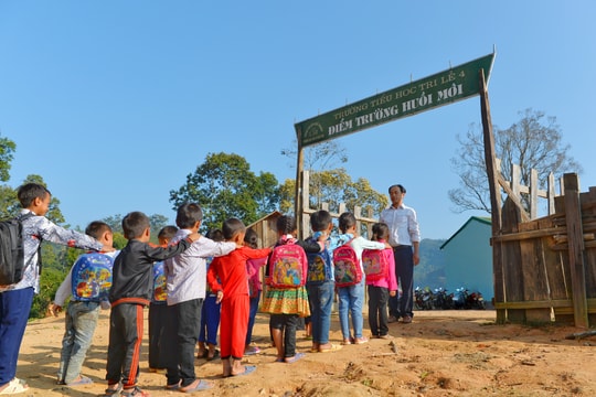 Những người 'cõng chữ' lên non nơi miền Tây Nghệ An