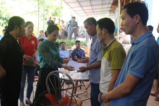 Thăm hỏi, hỗ trợ thầy cô giáo gặp nạn ở Kỳ Sơn 