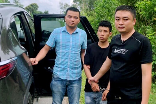 Tên cướp vứt xe máy khi bị hàng chục cảnh sát truy đuổi