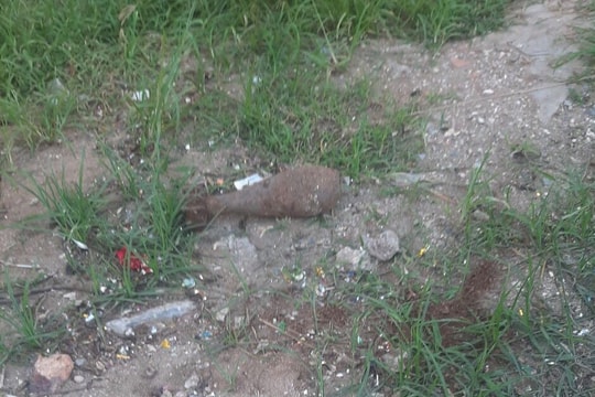 Đào hố trồng cây, người dân ở Nghệ An phát hiện đạn cối 