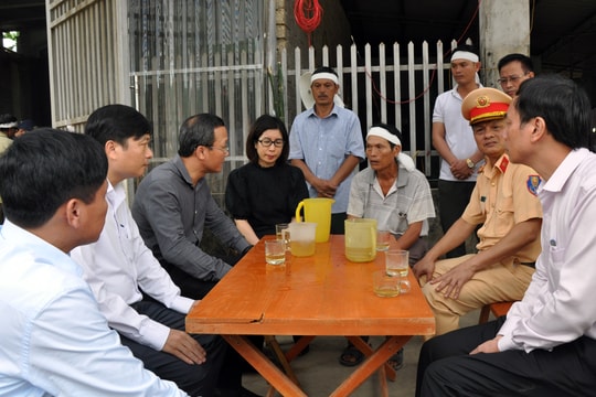 Ủy ban An toàn giao thông Quốc gia thăm hỏi gia đình nạn nhân vụ tai nạn ở cầu treo