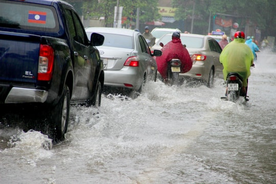 Nhiều tuyến đường ở thành phố Vinh ngập cục bộ do mưa lớn đầu ngày
