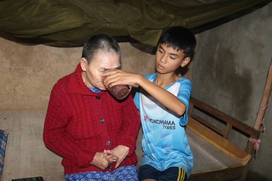 Hoàn cảnh đáng thương của nam sinh lớp 8 nuôi bà bại liệt