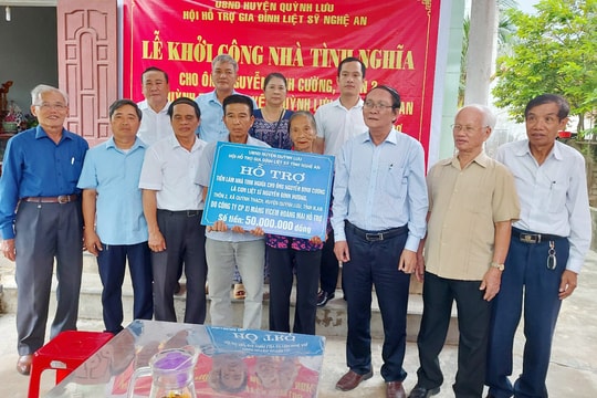 Trao 50 triệu đồng hỗ trợ xây nhà tình nghĩa cho thân nhân liệt sỹ ở Quỳnh Lưu  ​