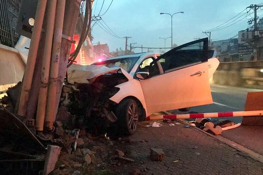 Đạo chích lái ô tô tông gãy cột điện trên đường chạy trốn