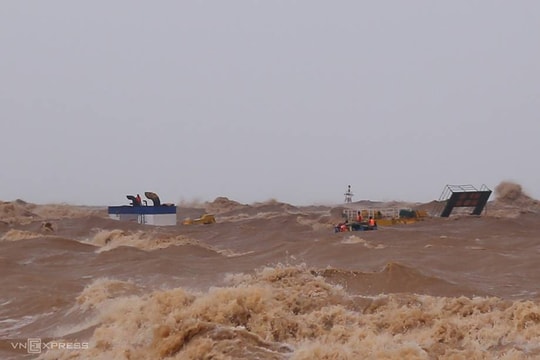 Ra khơi cứu 8 thuyền viên bị nạn, một tàu đánh cá bị chìm trên biển