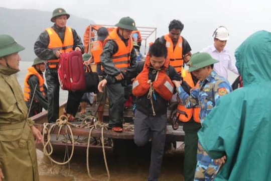 Thuyền trưởng và 5 thuyền viên người Nghệ An trên tàu gặp nạn đã được cứu đưa về đất liền
