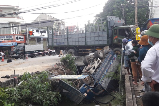 Nghệ An: Xe tải bị đâm rơi xuống kênh nước trong đêm, 1 người tử vong