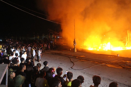 Nỗ lực cứu 4 tàu cá bị cháy trong đêm ở Nghệ An