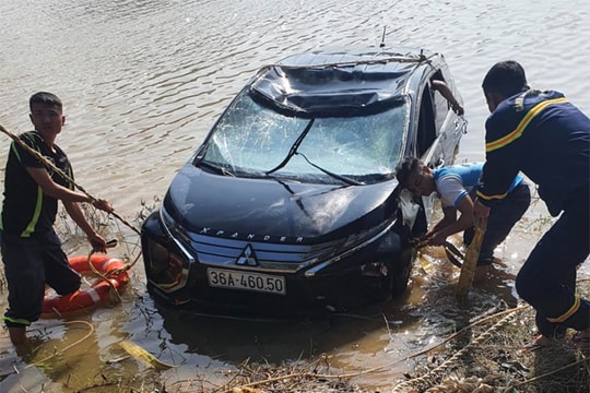 Ô tô 7 chỗ lao xuống sông, 3 người tử vong