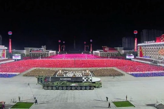 Khoe tên lửa 'quái vật': Triều Tiên gửi thông điệp gì tới Mỹ?