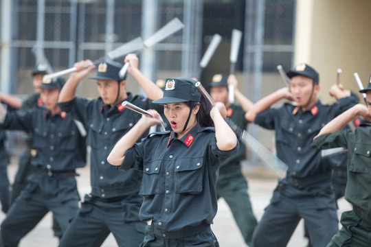 Cảnh sát cơ động Nghệ An biểu diễn kỹ năng tác chiến chống khủng bố, giải cứu con tin