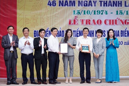 Trao giấy chứng nhận địa điểm khảo thí IELTS, tiếng Nhật cho trường chuyên Phan Bội Châu