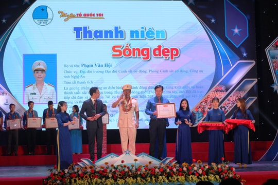 Cán bộ Cảnh sát cơ động Nghệ An được tuyên dương 'Thanh niên sống đẹp' 2020