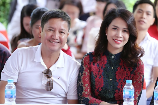 NSƯT Chí Trung đáp trả 'gắt' khi bị chỉ trích mối tình với nữ doanh nhân kém 17 tuổi