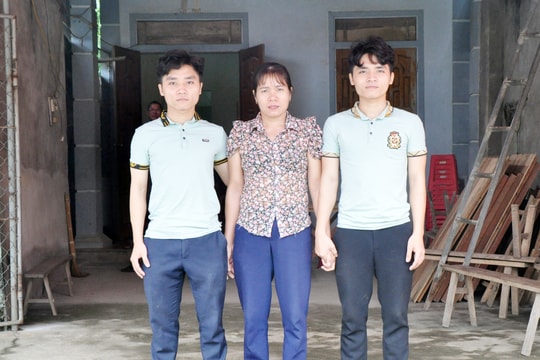 Gánh hàng vặt của người mẹ nghèo ở Nghệ An nuôi 3 con vào giảng đường đại học