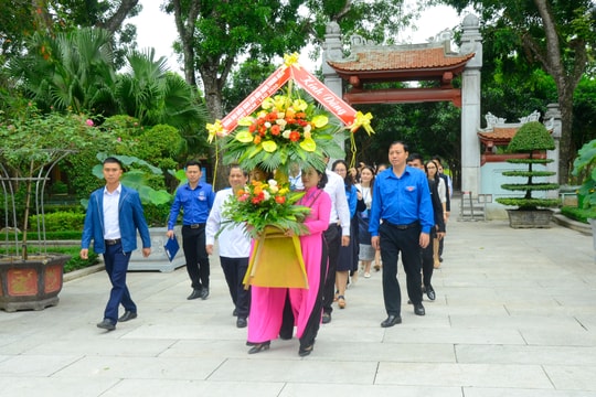 Đoàn đại biểu thanh niên Việt Nam – Lào tưởng niệm Chủ tịch Hồ Chí Minh