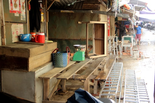 Tiểu thương chợ Vinh gấp rút thu dọn hàng hóa trước khi bão số 7 đổ bộ