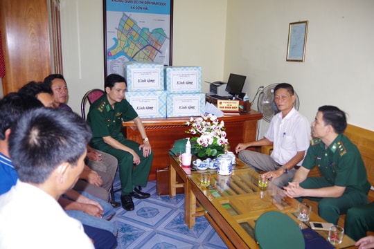 BĐBP tỉnh thăm hỏi, hỗ trợ 4 gia đình có tàu cá bị cháy 