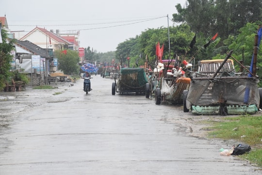 Ngư dân Nghệ An kéo bè mảng lên đường nhựa tránh bão số 7