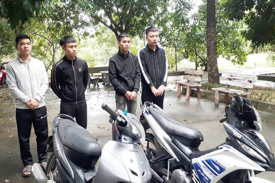 Nhóm thanh niên mặc áo chống nắng, bịt khẩu trang dùng dao, kiếm chém người trong đêm khuya