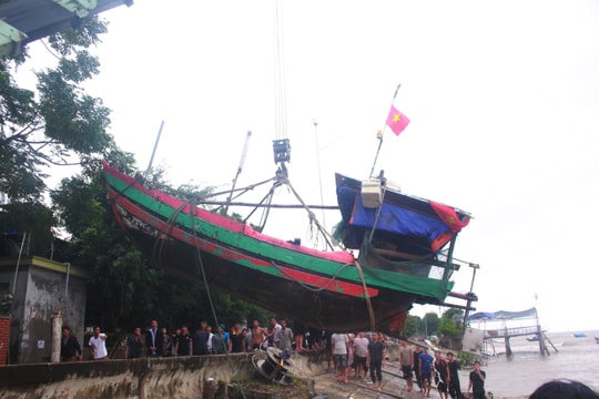 Nghệ An: Cứu hộ thành công thuyền cá bị chìm ngoài biển