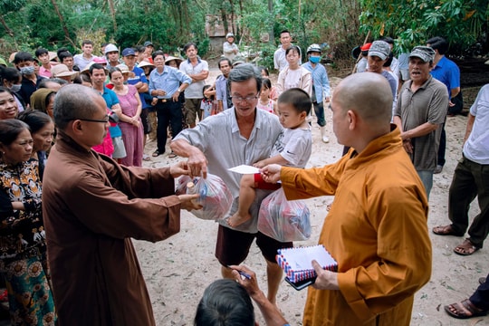 Các chùa Nghệ An trao hàng nghìn suất quà cho người dân vùng lũ miền Trung