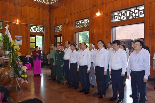 Thủ tướng Chính phủ Nguyễn Xuân Phúc dâng hoa, dâng hương tại Khu Di tích Kim Liên