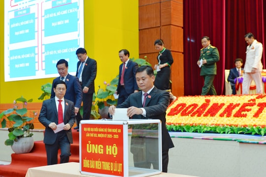 Các đại biểu dự Đại hội Đảng bộ tỉnh Nghệ An quyên góp ủng hộ đồng bào miền Trung