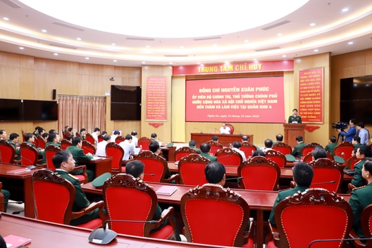 Thủ tướng Chính phủ thăm, động viên lực lượng vũ trang Quân khu 4