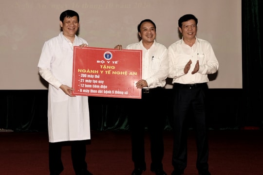 Bộ Y tế tặng Nghệ An hàng trăm thiết bị y tế