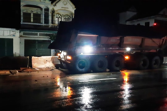 Mất lái, xe container húc bay giải phân cách 