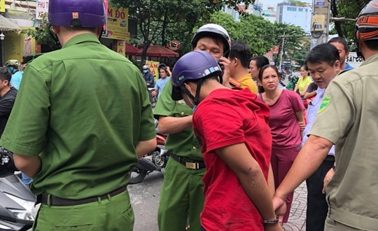 Cướp điện thoại bị bắt, xin tha vì vợ mới sinh