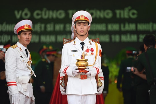 Tiễn biệt 13 cán bộ, chiến sĩ hy sinh ở Rào Trăng 3