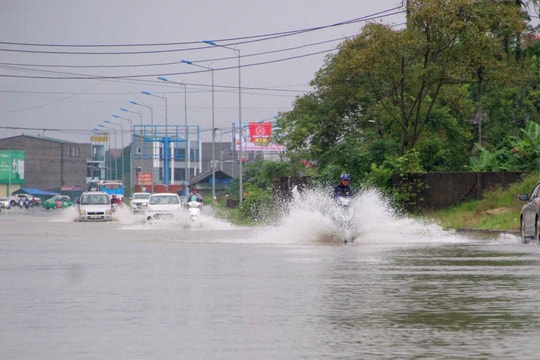 Mưa lũ chưa dứt, miền Trung có thể lại hứng bão cuối tuần tới