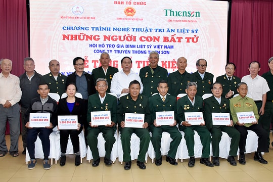 Trao tặng 22 sổ tiết kiệm cho người có công với cách mạng ở Nghệ An  ​