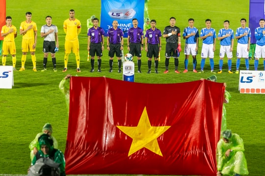 Cầu thủ và BTC V.League cùng hướng về miền Trung ruột thịt 