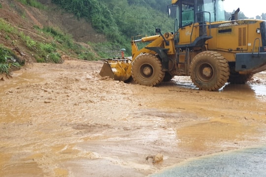 Sạt lở núi đoạn qua dốc Chó trên Quốc lộ 7 
